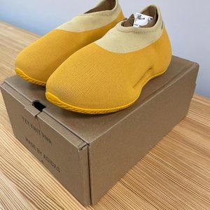 Yeezy Knit Rnnr Sulfur size 9.5 US